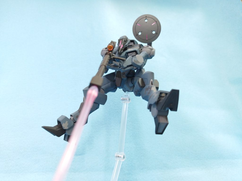 背面のブースターをライフルラックとレドームに置き換えている為、飛行能力は低下している。