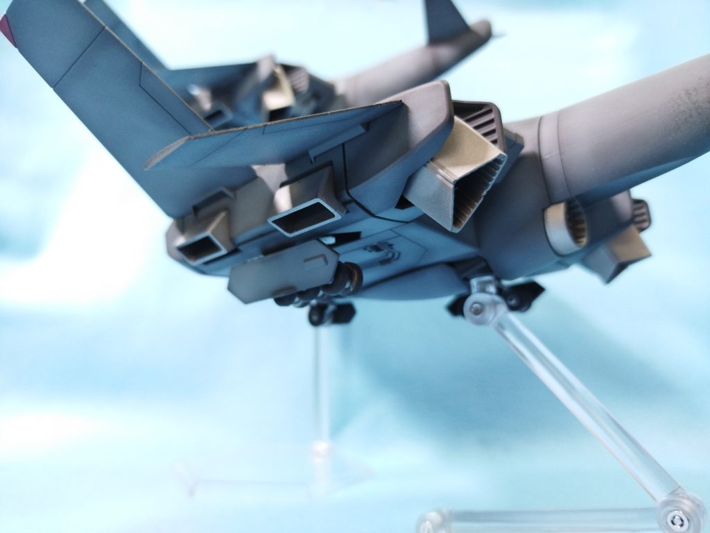 タイヤは1個1個切り離して加工したんですがよくわからないですね。バンダイが一体成型した理由が分かりました。