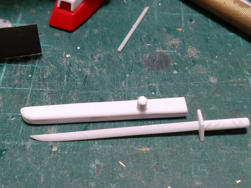 スクラッチした刀と鞘