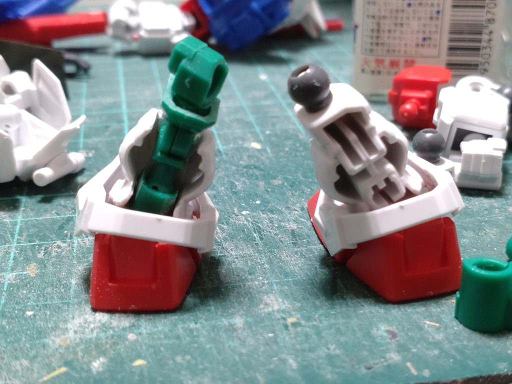 脚にガッツリ肉抜きがあるのでCSフレームを短縮したものを放り込んでひざ関節を仕込んでます