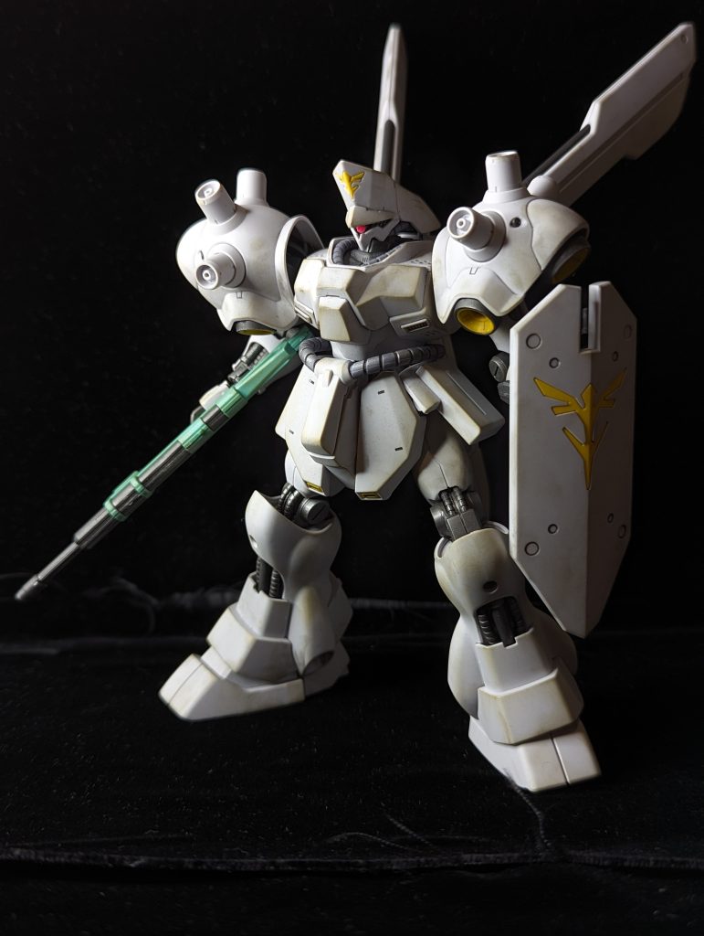 斜めから。ひざのところは合わせ目が出るので合わせ目消し推奨。