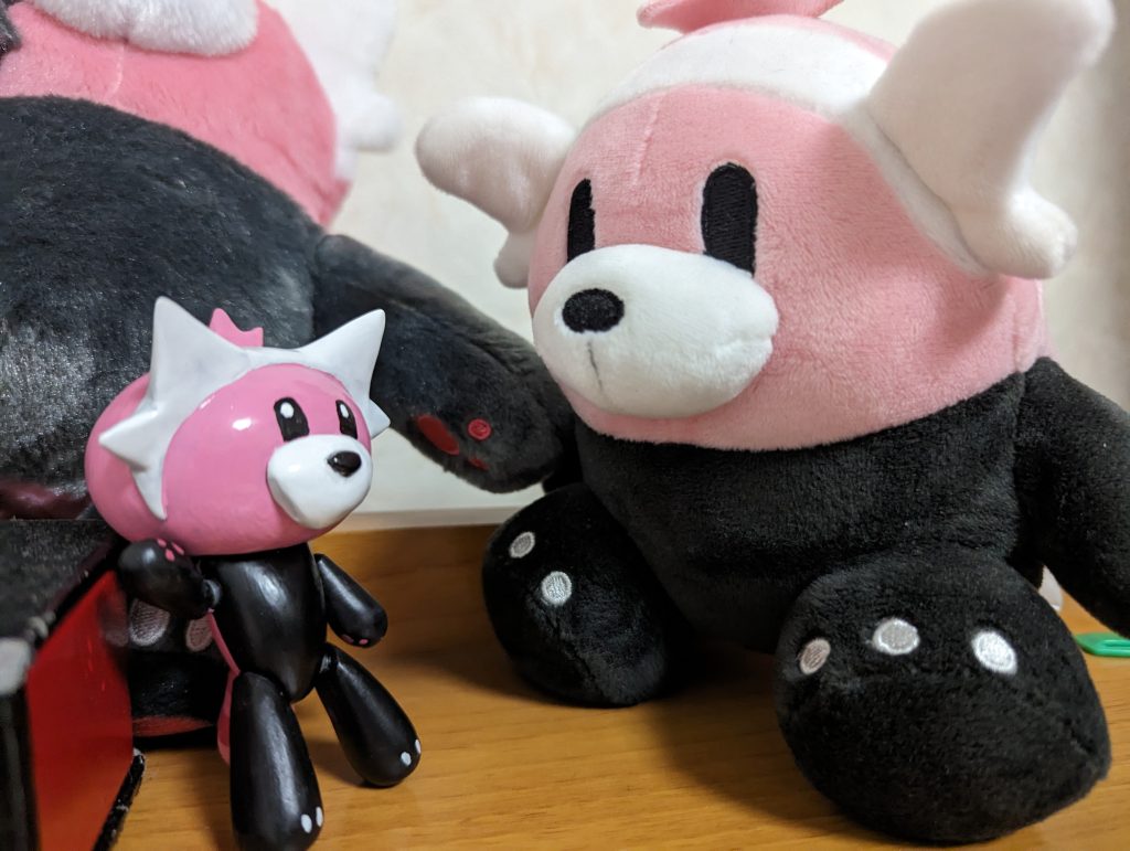ぬいぐるみとともに。元々はベアッガイでやりたかったのですが、家に素組がなく、お店にも売ってなくで断念しました。代わりにプチッガイは何個か素組があったので、せっかくだしプチッガイでキテルグマつくろ!と思い立ってやりました。実際作ってみて感じたのは、元ネタにしたキテルグマが寸胴体型なので、プチッガイだと結構体が貧弱に見えてしまったことですね。可愛いんだけどなんか物足りないなぁってのは寸胴っぷりだったってことに気づいたので、頭と体のバランスが取れている(方だと思う)ベアッガイでも作って並べてみたいところです。ここまで見てくださり、ありがとうございました!