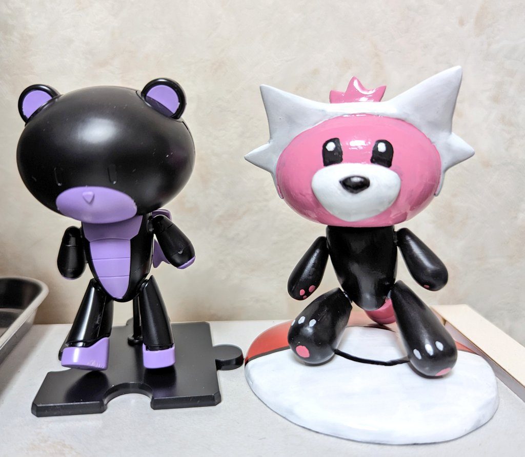 同じく家に転がってた黒い三連星カラーのプチッガイと並べて。個人的に一番こだわったのは鼻(含む白い部分)の位置です。元のプチッガイのまま活かそうとするとちょっと下すぎる感じがしたので、一度均してからパテで作りました。
