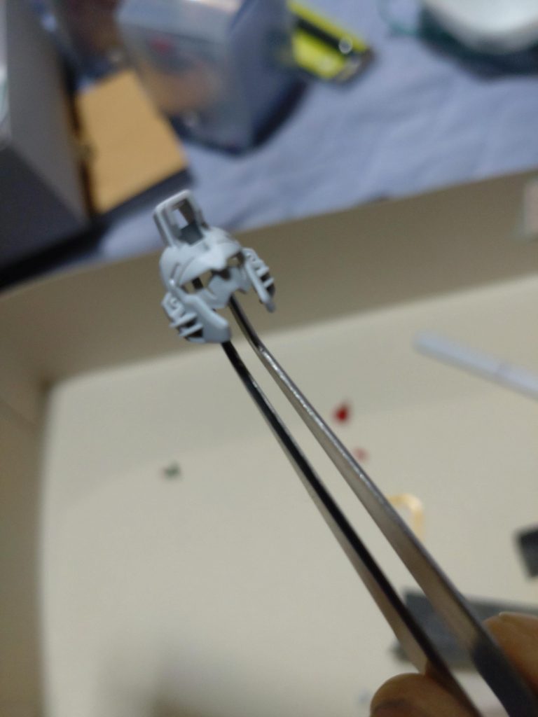 マスク部分を切っては削り切っては削りの繰り返しで、さらに接着しても頻繁に取れました。トップコートをかけた後に首につけた時に壊れた時は悲しくなりました。