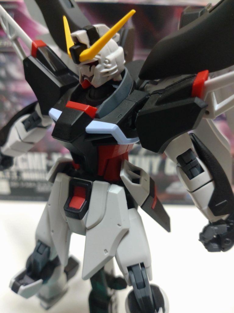デスティニーが最初に発表された時にF91の残像、シャイニングガンダムのシャイニングフィンガー、V2ガンダムの光の翼が備わってると聞き、頭部を見た瞬間クロスボーンのように口元(?)が開くと思ってました。実際開かなかったので頭部2つを使い開閉した口元を作りました。(イエローサブマリンさん、パーツ販売してくれてありがとうございます。m(_ _)m)シン君の種割れとバルバトスの覚醒状態にちなんでカメラはメタルレッドで塗装。