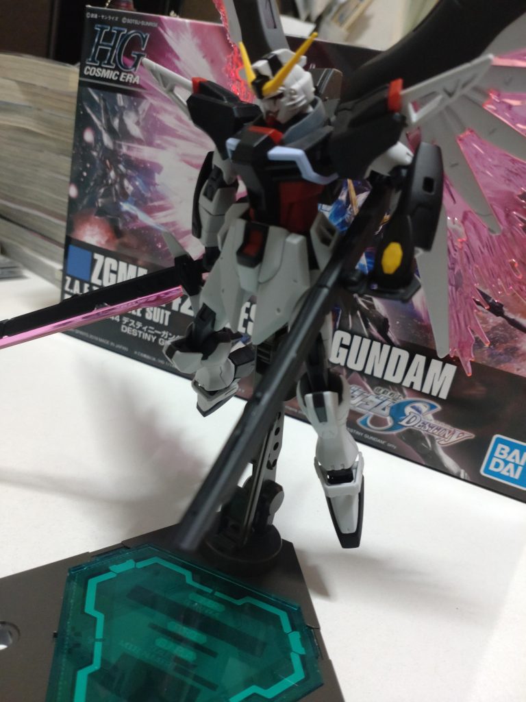 なかなかポージングも撮影も難しい。剣振りかぶってるポーズはちょっとイマイチだったので今回は載せてません。翼がでかすぎて画角にも入らないしポーズ取らせるときも邪m……。可動域も良くって素組みでも作ってる時はかなり楽しいガンプラでした。ご覧いただきありがとうございました。