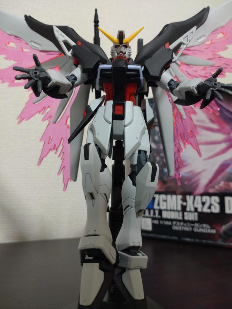 自分の中ではバエルポーズと呼んでるバエル蘇り時ポーズ。パルマ用の手首を使ってるので少しはっちゃけてるように見えますが………