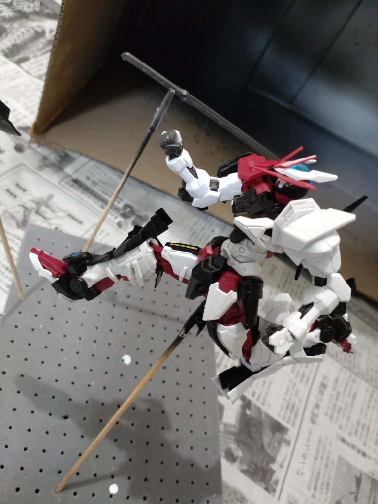 「いっけない！！遅刻！！遅刻！！」のポーズ。ふざけてません。ふざけてます。作ってて、動かしてて楽しいガンプラで再販したらもう一個ほしいですね。……こういう繰り返しがありなかなかに積みプラは減らないのです。ご覧いただきありがとうございました。m(_ _)m