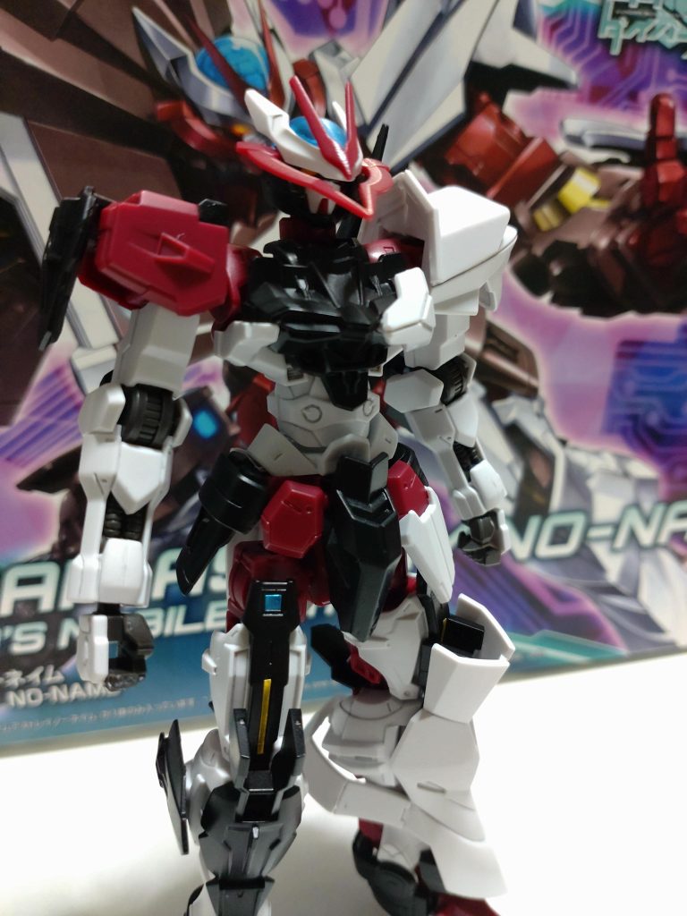 当初、付属のレッドフレームの右腕に元々のノーネイムの腕を切って貼っていたのですが関節部分に接着剤が入り込みそれを放置していたら取れなくなり、それを直そうとしたら大破しました。なのでバルバトスの腕に取り替えましたところケーブルの見えてるガンダムフレーム独自のフォルムがノーネイムのツギハギしている姿にあっていると思いそのまま採用しました。