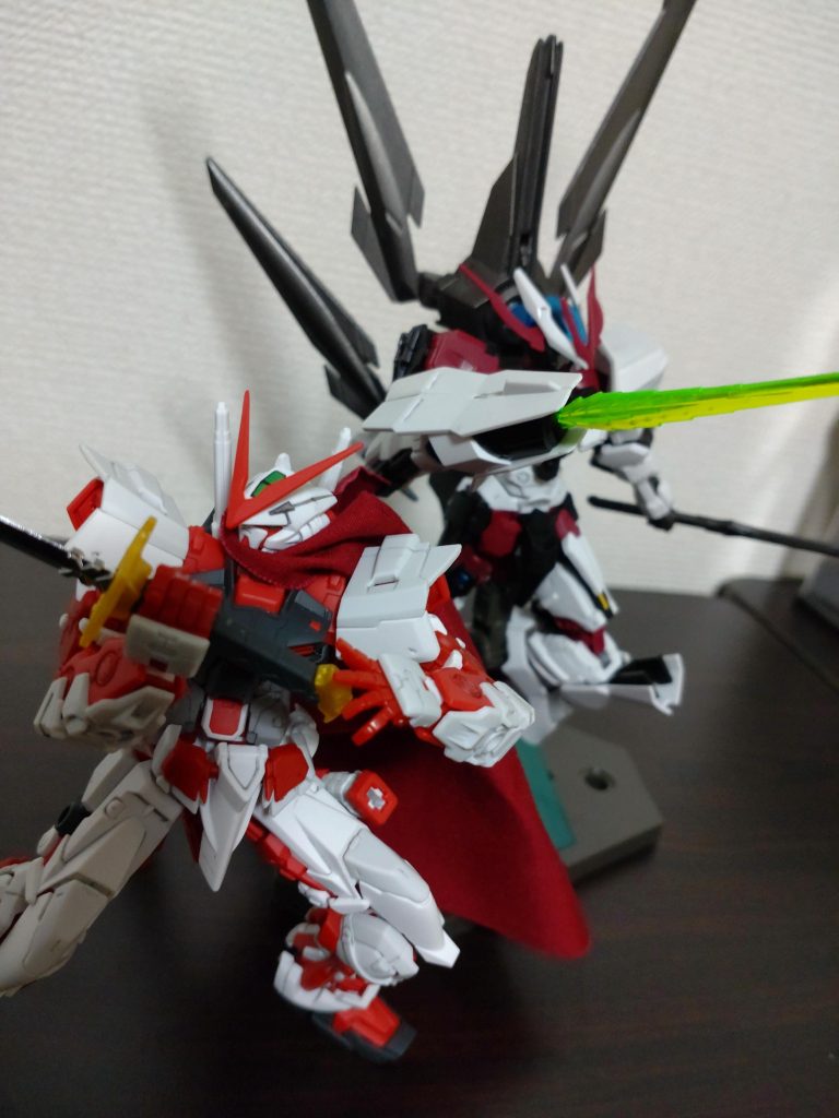 別アングル。背中は任せたポーズ。レッドフレームは頭部をHGのものに変えてあります。そっちのがイケメンだったから。タカの天ぷらさんの作品を見て同じ感想だったので自分も変えました。