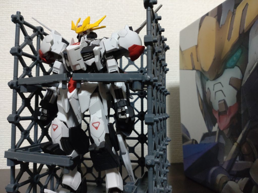 型式番号　ＡＳＷ−Ｇ−７３ガンダムフレーム徒華（アダバナ）ガンダムバルバトス、ガンダムグシオン、ガンダムフラウロスのエイハブ・リアクターが１つずつ搭載されており調整の際に偶然生まれたエイハブ・ウェーブの波長パターンから非公式ながら「７３」という存在しない序列を型式番号につけている。各方面からのバックアップを経てレジスタンスのリーダーである元鉄華団の少年の元へと渡る。・ギャラルホルン革命に参加して生き残り今もなお不当に扱われている兵士たち、中立派だったがダインスレイヴでの虐殺を見て今のギャラルホルンの代表のやり方に疑問を持つものが協力し、バルバトス、グシオンの廃棄されたパーツとリアクターの一部を偽造してレジスタンスに回す。さらに今現存するガンダムフレームを持つ機体の武装などの情報を流す。・テイワズタービンズがフラウロスの残骸、リアクター、ダインスレイヴの弾頭の回収とレジスタンスのリーダーとテイワズ代表に渡りをつける。テイワズ代表自身も息子を、息子達を殺された事をあまり良く思っていないので気まぐれに資金と技術者を貸す。・モンターク商会モンタークの代表がちょび髭の男に変わり、先代代表の残した阿頼耶識のデータ諸々をレジスタンスに渡す。このような経緯を経てレジスタンスのリーダーに新たな阿頼耶識システムをつけたうえで機体は譲渡された。リーダーは最初は二代目雷電号と名付けるつもりだったがテイワズ代表が名前は儂につけさせろと言い二代目雷電号は却下された。