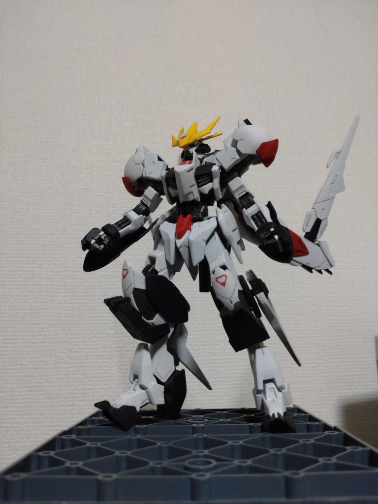 「徒華（アダバナ）」テイワズの代表のつけたこのガンダムの名前。意味は、咲いても実を結ばない花。無駄花。これはこの復讐はすることに意味がない。無駄だとという意味を持ちながらも無駄でも通さなければいけない意地という矛盾を含む二つの思いを込めてつけられた。同時に、現ギャラルホルン政権に対する、ギャラルホルン代表に捧げる葬送の花であり、その礎となり散っていった息子達への手向けの花でもある。そしてレジスタンス最後の花道の前にある男が呼ぼれる。両足が機械で腹巻きをした中年の男性。レジスタンスのリーダーである少年と面と向かう。今はなき息子達と同じ目をした彼の背中に阿頼耶識のアダプターをつけてやる。このような再会を臨んではいなかったが覚悟を決めたその顔を見たら何も言えなくなる。そして、その鉄の華は飛翔する。無駄な戦いに。一つの道理を通すために。