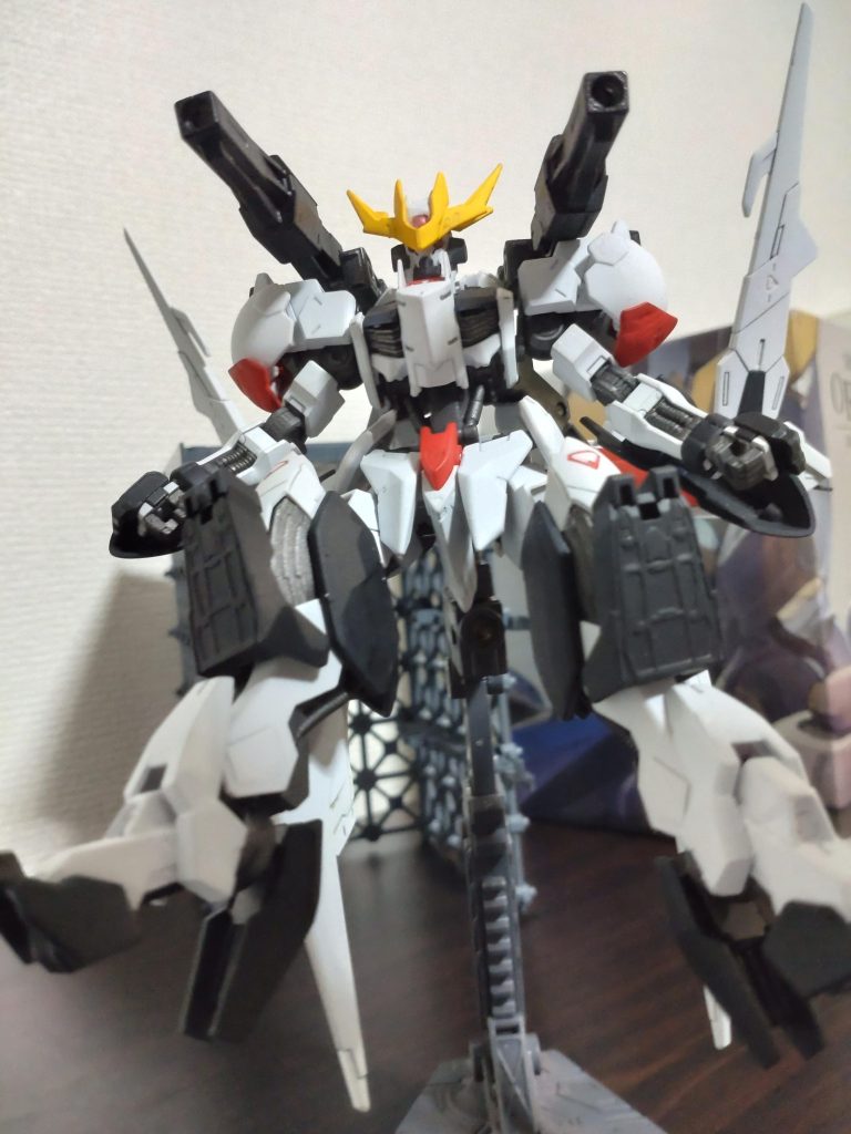 固定武装は、両腕のナックルガード、さらにその外側にある小型シールド兼ガントレット。背面に２つ装備してあるフラウロスから譲り受けた超電磁砲。バルバトスから譲り受けたテイルブレードを二本に増やし、ウイングに取り付けたフェザーブレード。