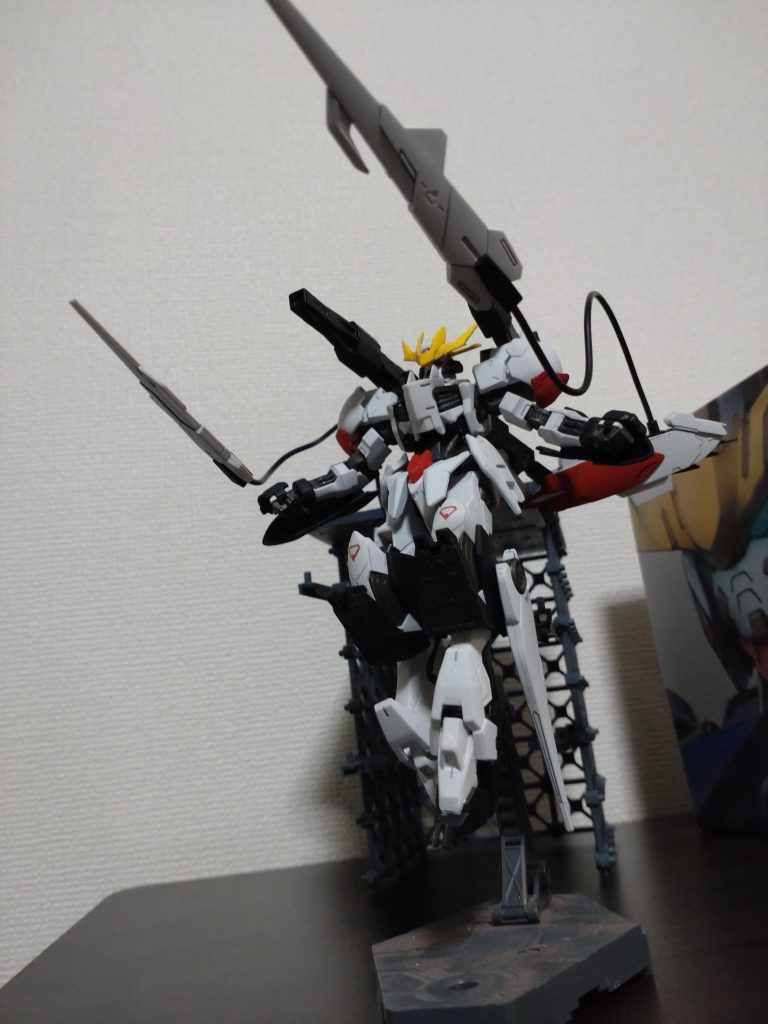 長々と妄想と自分勝手なご都合主義で申し訳ありません。鉄血のオルフェンズの最後は正直モヤモヤした終わり方だったので変えられない結末ならその後の描かれなかった未来は自分勝手にさせてもらおうと思いました。色々と賛否両論というか否も多いと思いますがおっさんの独り言だと思い聞き、見逃して下さい。あと自分で見返してみて「再会」を「再開」、「復讐」を「復習」という恥ずかしい誤字脱字が多く、直すなら早いうちがいいということで修正版で再投稿させて頂きました。ついでに使ったキットなども紹介しようと思っています。頭部はベースはグシオンリベイクフルシティ。しゃくれているところを切り落としルプスレクスの口をつけてあります。ガンカメラも切り落としてクリアパーツのモノアイパーツをつけ、ルプスレクスの角をつけました。まんまルプスレクスの頭部を改造しようとも思いましたがルプスレクスの頭部はなんやかんやでギャラルホルンに保管されてるのかなと思いでもバルバトスに近い頭部にしようと思いこのような改造を施しました。