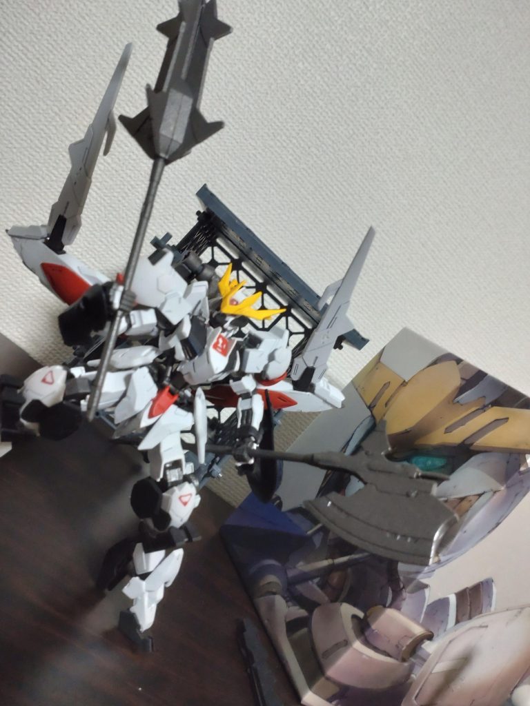 最後の方のライドはナックルガード付きのシールドで殴ってるイメージだったので武器はもたせてないですがメイスもグシオンのハルバードも持てます。