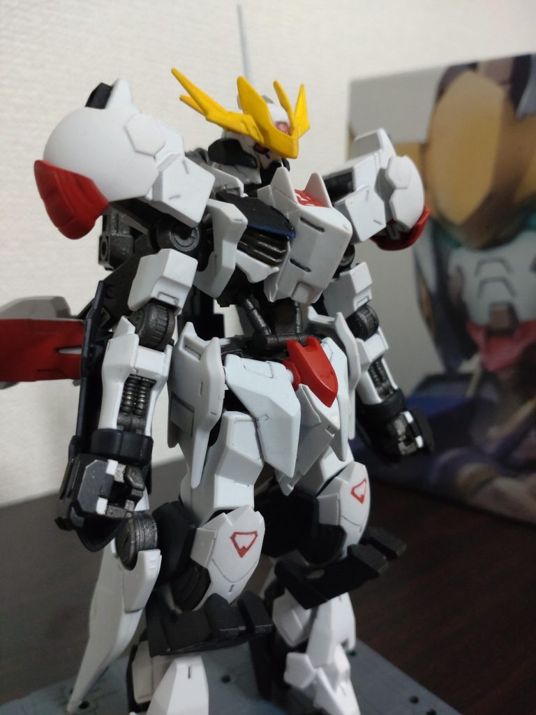 本当は部分部分で細かく塗装をしていたのですが自分のマスキングが下手で大変なことになり断念しました。黒と白で喪服をイメージと彼岸花の赤という勝手な後付をしました。頭部のアンテナも赤く塗ったのですがかなりクドイ感じになったので削って黄色に塗装しました。初全塗装とミキシングですがまず塗装が下手なのでパーツを細かく分割して塗ってつけての繰り返しでなかなかに時間がかかりました。故に合わせ目が消せてないので墨入れで誤魔化してます。ホントはもっとアンバランスに左右非対称な機体にしようとも思いましたが鉄血のシリーズは結構自由にパーツを交換したりして遊びがいがあったためホントにゲテモノになりそうだったのでバランス重視で今回の『徒華』は完成しました。やはり自分には部分塗装ぐらいがちょうどいいとも思いましたがたまにはこういうのも悪くないのかなとも思っております。もっと技術を磨いてレベルを上げれるように頑張ります。長文すいません。ご覧いただきありがとうございました。m(_ _)m