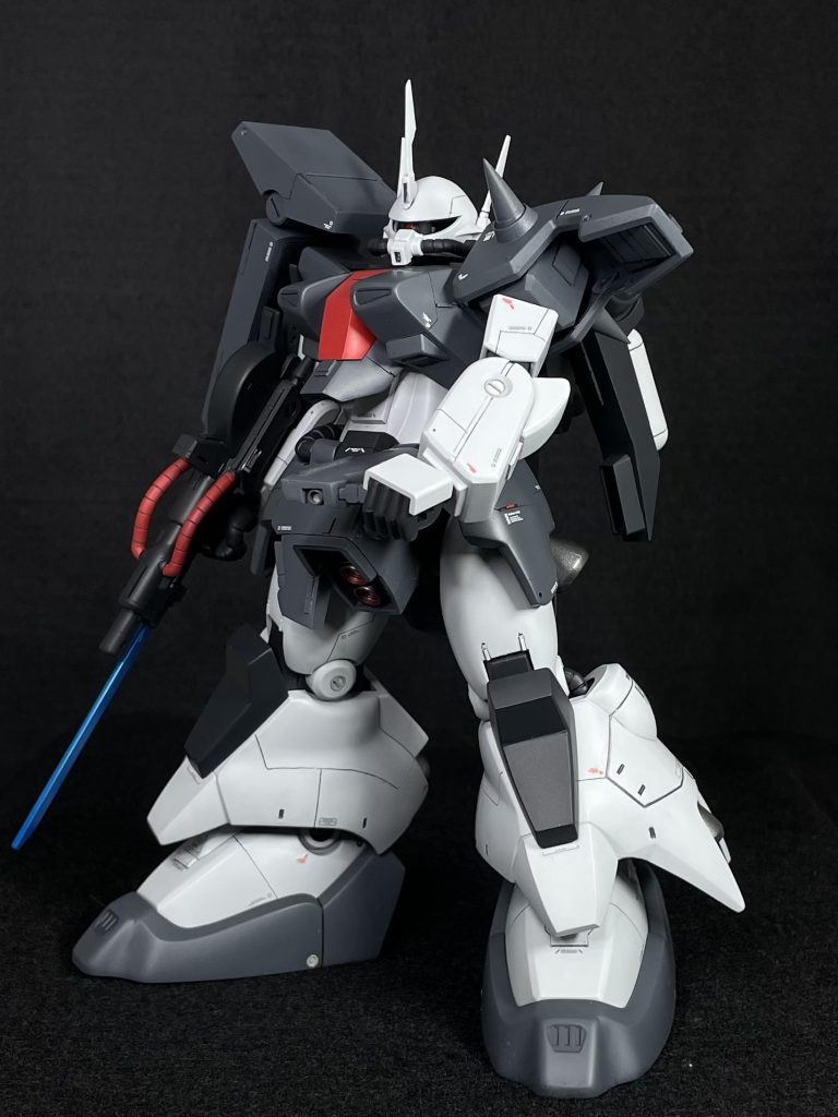 肩位置を後方へ、手首軸の短縮、フロントアーマーの改修、、いろいろ重なって、ビームキャノンのグリップは片方ずつしか持てません (T . T)グリップは ネオジム接続で カッチリ開閉！