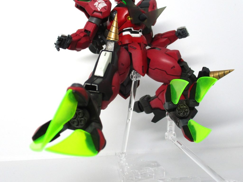 武装その9 ビームシャクルクロウ。拘束する気が微塵も感じられないクローモードは有線で射出可能。リード線用の穴も空けてますが、展示用のスタンドも改造しないと浮遊状態では通せなかったので断念しました。エフェクトはランスと同じく下敷きから。加工がし難いですが色も何色かあって便利です。脚部に接続した状態の時は、爪先を揃えて回転、ビームドリルキックで突撃します。