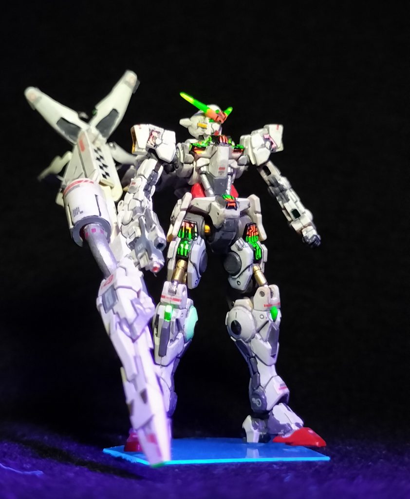 11)　アンテナの塗装はエアブラシでうまくできなかったので筆塗りしたらブラジル国旗のようになってしまいました（笑）