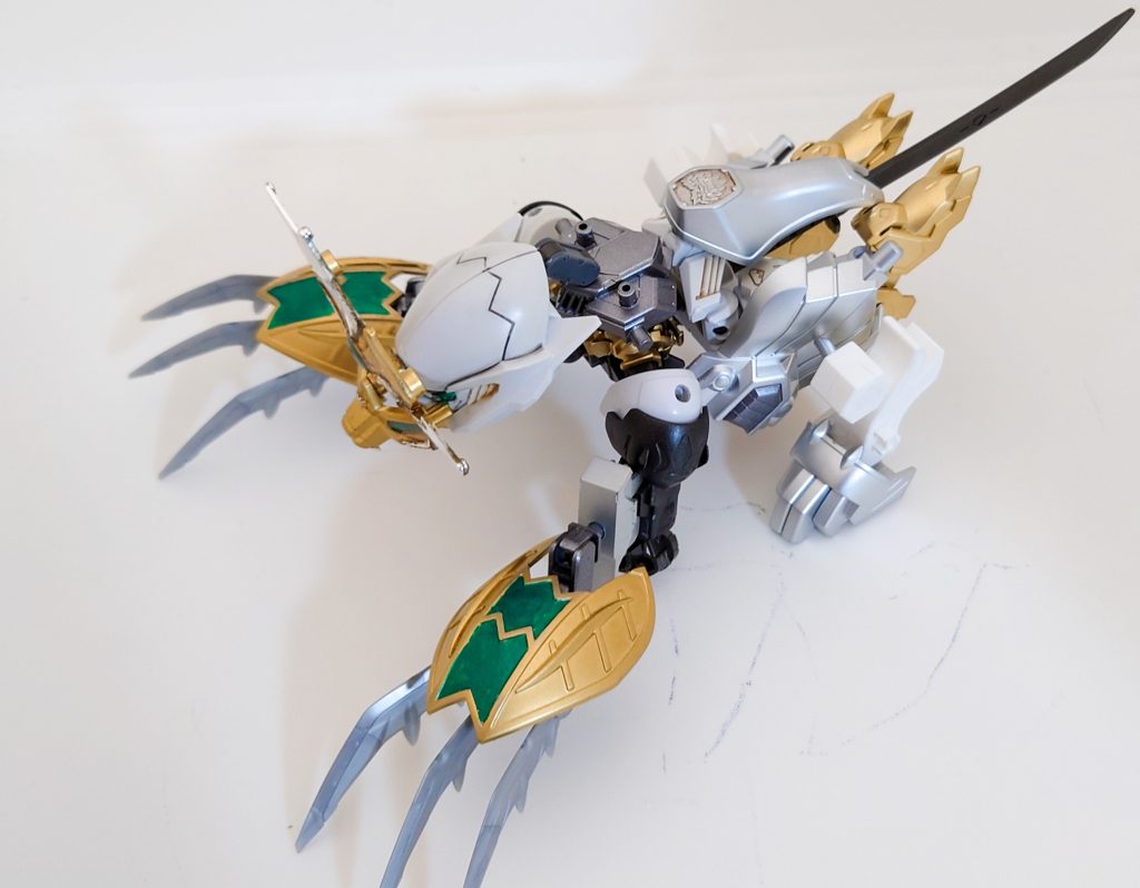 鉤爪手甲がそのまま前足に、背面のスラスターが後ろ足になっております。