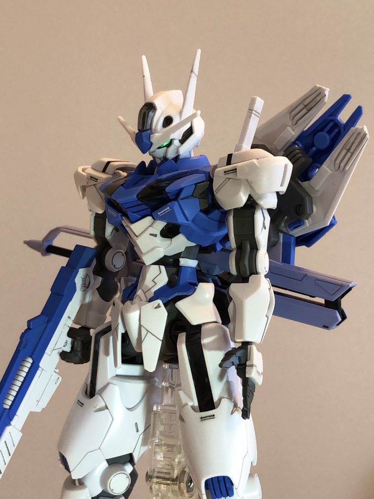 ボディの青色は、本来の成形色と塗装(ガンダムカラー/MSブルー)により多色化ました。RGのように立体感が増しました。落ち着いた色合いが好みです。