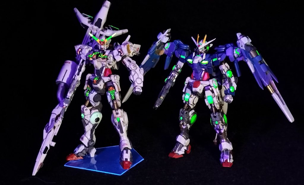 12)　同じアーティファクト素体の兄弟機ダブルオーライザーと並べてみると、あまり改造していなくても大きくイメージを変えることに成功できたと思います（自画自賛）。