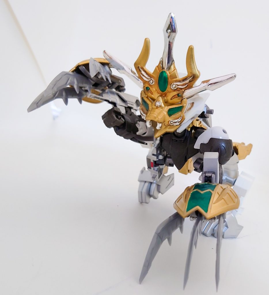 爪で襲い掛かる白虎。