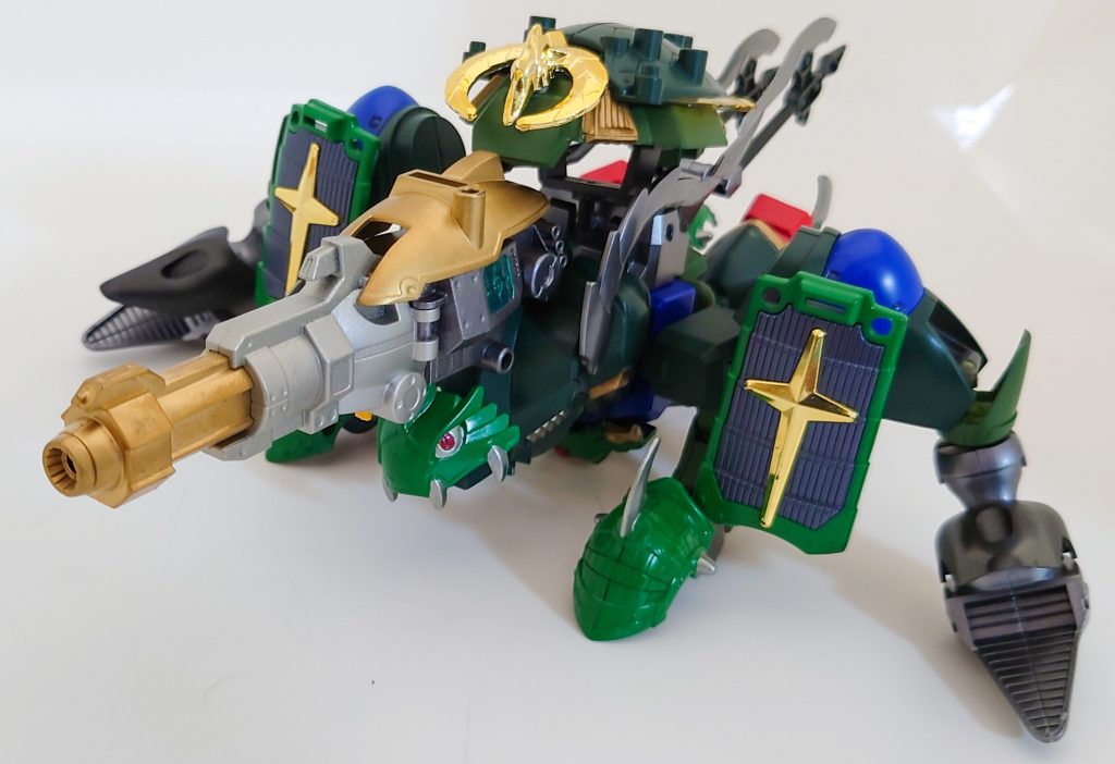 聖獣モード『玄武の姿』今回もバッチリ可変機に仕上げてあります。背部のスラスター4基がそれぞれ足になっております。