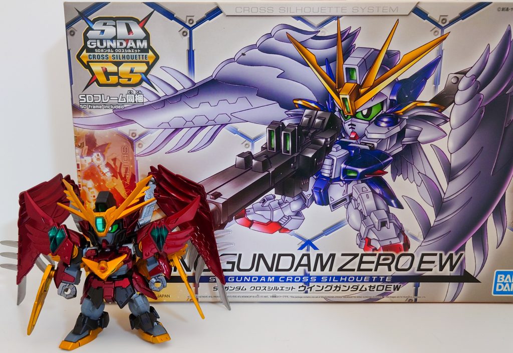 SDクロスシルエットのウイングガンダムゼロEWをベースにしております。鳥をイメージした際にウイングガンダムが思いついたので、ウイングガンダムゼロEWを選択しました。