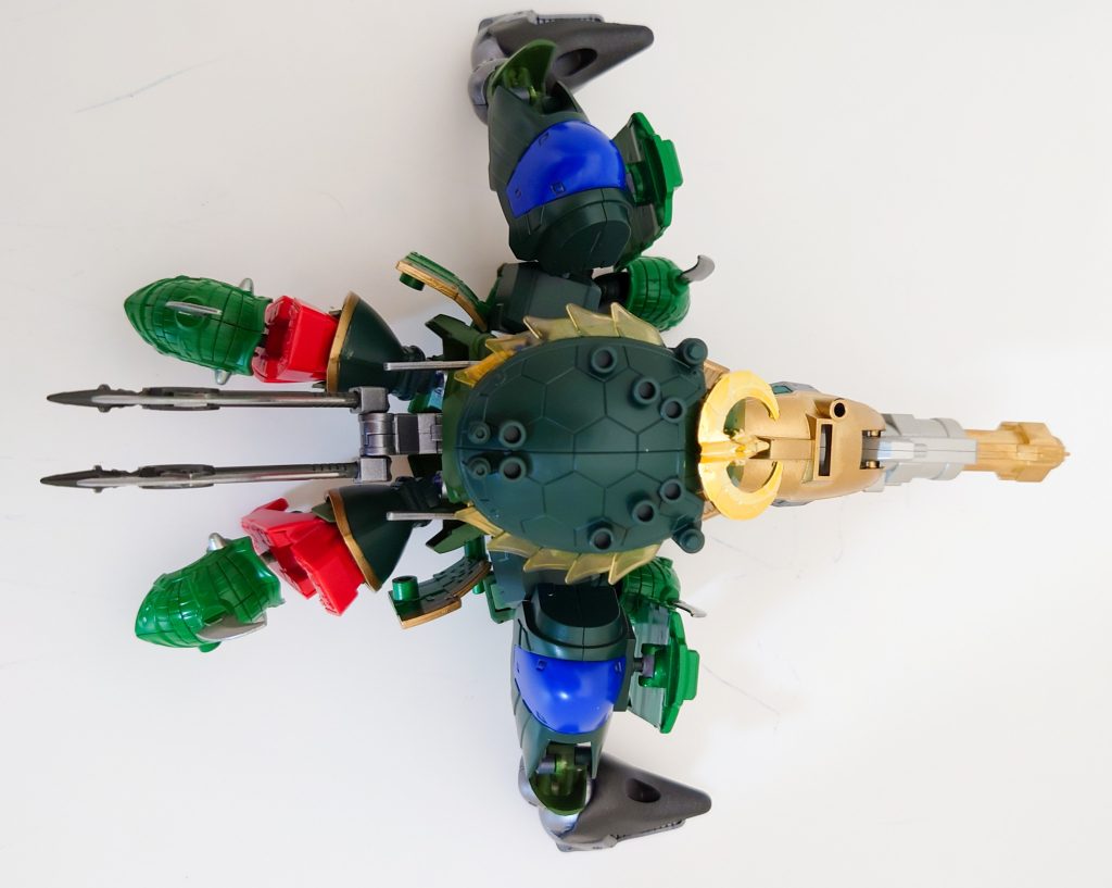 上から見た状態。上手く大型シールドを背中に背負わせることができました。