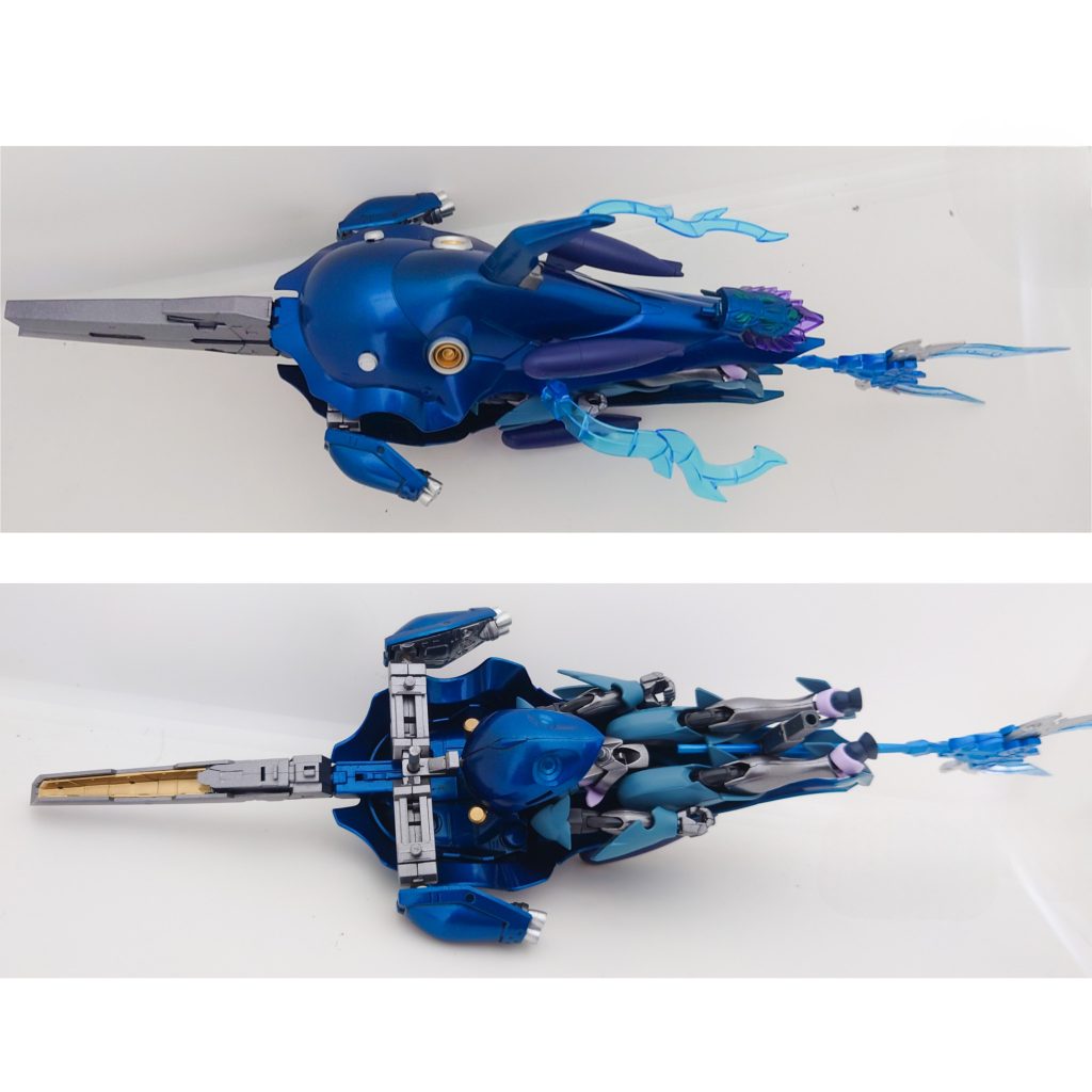 真上から見た状態(上の写真)と、中の状態(下の写真)です。ガンダムバルバトスの長距離輸送ブースターをヒントにしておりますので、うつ伏せになって本体が格納されており、2機の支援機で挟み込む形状になっております。