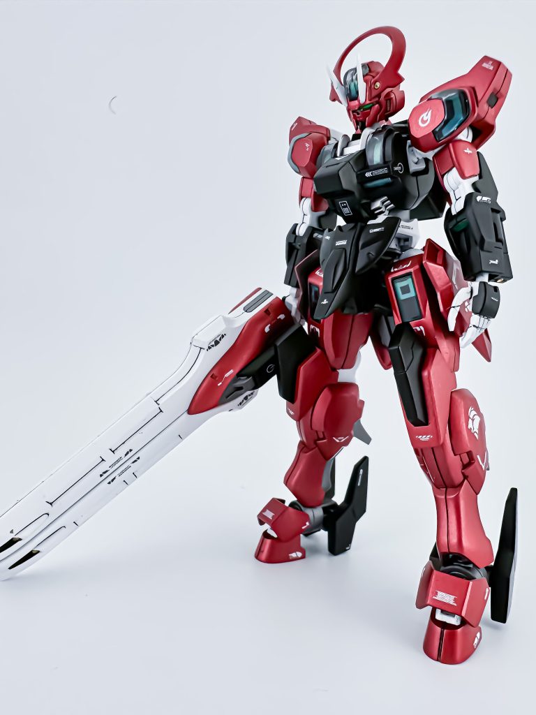 本編も終わったので、オリジナルカラーにしてみました。基本的にはライトグレー部分をメタリックレッドに変更しています。クレオスGXメタルブラッディレッドにGXクリアルージュを7:3くらいで混ぜたものを使用しています。フィニッシュはガイアEXセミグロスクリアープレミアムにクレオススーパースムースクリア艶消しを少量混ぜたものを使用しています。