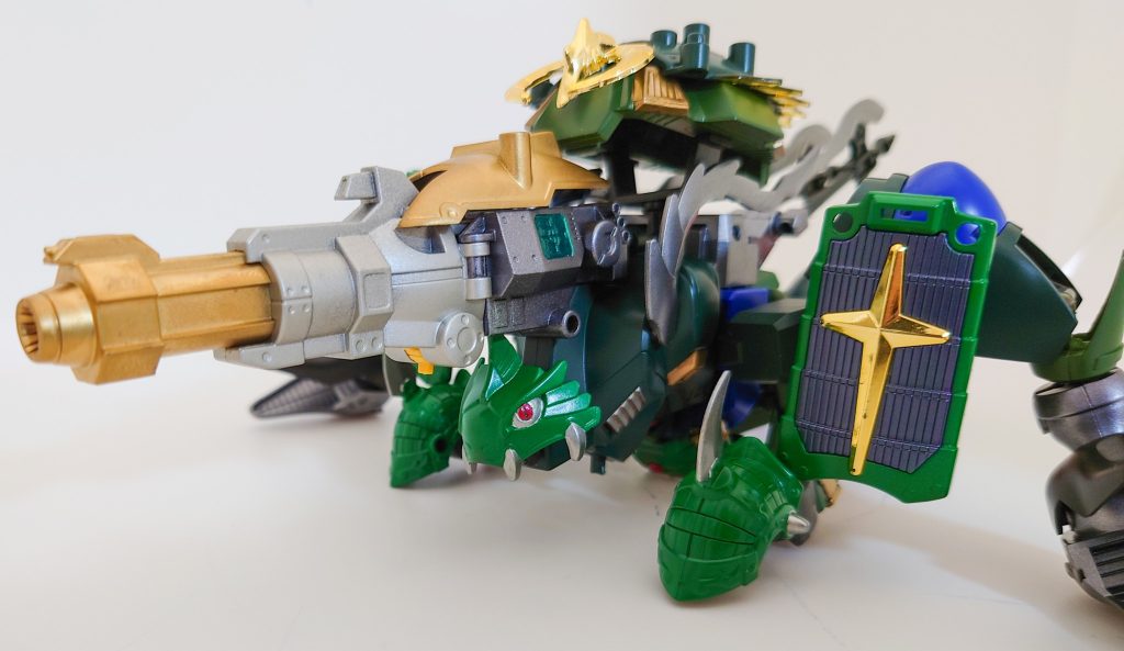 聖獣の姿の中でも屈指のお気に入りの姿です。完成してから気づいたのですが、大型バズーカを背負わせたことで、ゾイドのカノントータスみたいなシルエットになっておりました(笑)