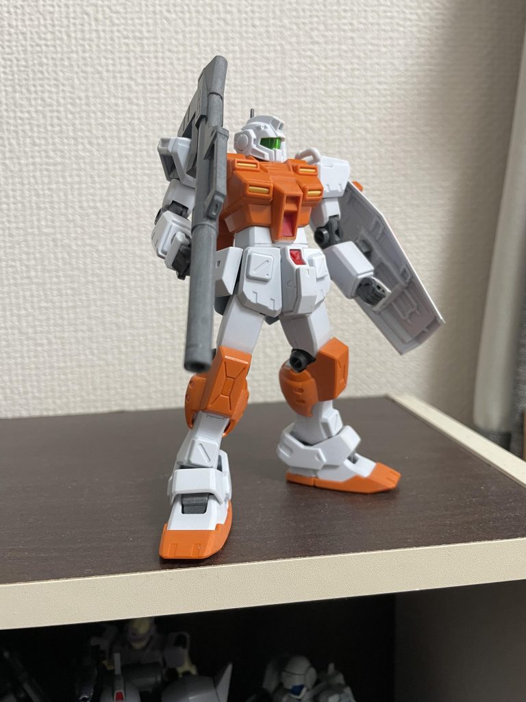 バズーカも合わせ目消しを頑張り完成です。アンクルガードや肩、腕など目立つ箇所はしっかり消して、膝のフレームや上半身は段落ち処理でしあげてます。