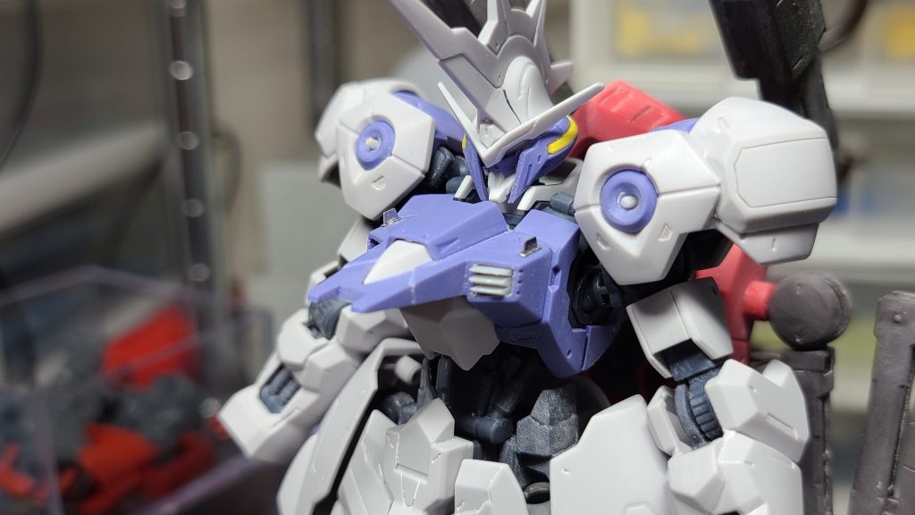 胸のダクトを開口して、プラ棒でガンダムらしくしました。 