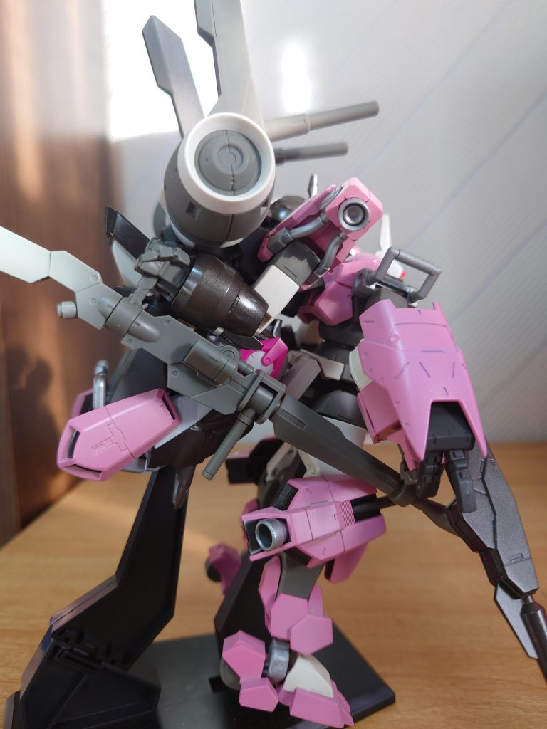 見てわかる方がほとんどだと思いますが背中にデミトレーナー一機担いでいる状態で機動力と火力を底上げしてます。