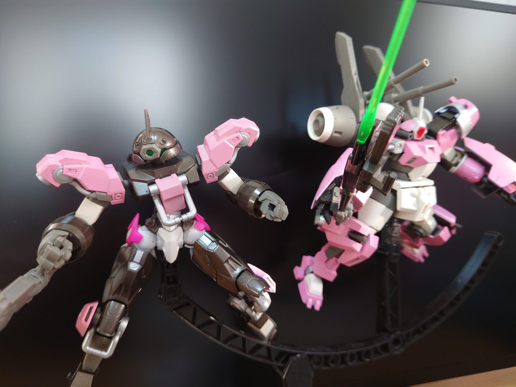 分離状態です。左側がバックユニットになるデミドッペルとなります。チュチュトレーナーの長距離ライフル以外はバーディングのバックユニットや武器を共有できるのであらゆる場面で活躍が期待できます。あとはバーディングのバックユニットこみで最大3機での攻撃が可能になっているので戦い方にかなりのバリエーションある戦術が選択できます。