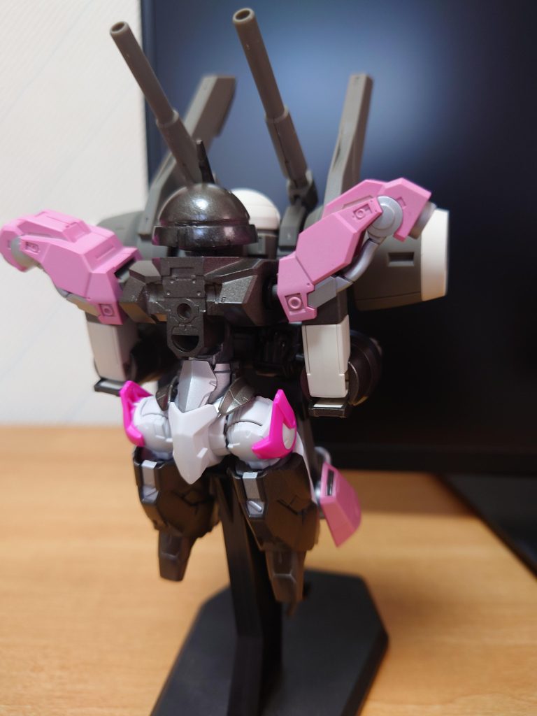 バックパック時のドッペルです。ルブリスの太腿とチュチュトレーナーのスラスターを使用できるので合体時の機動力は跳ね上がらせることが可能となってます。ボディは30MSのヴォルパノヴァのボディ軸を短くしてルブリスの腰から太腿までを使用してます。