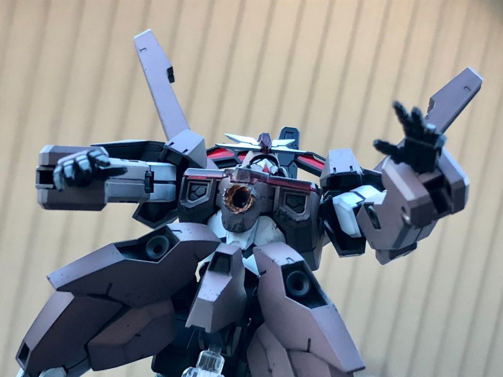 落下の表情付けに長い腕がいい仕事をします。