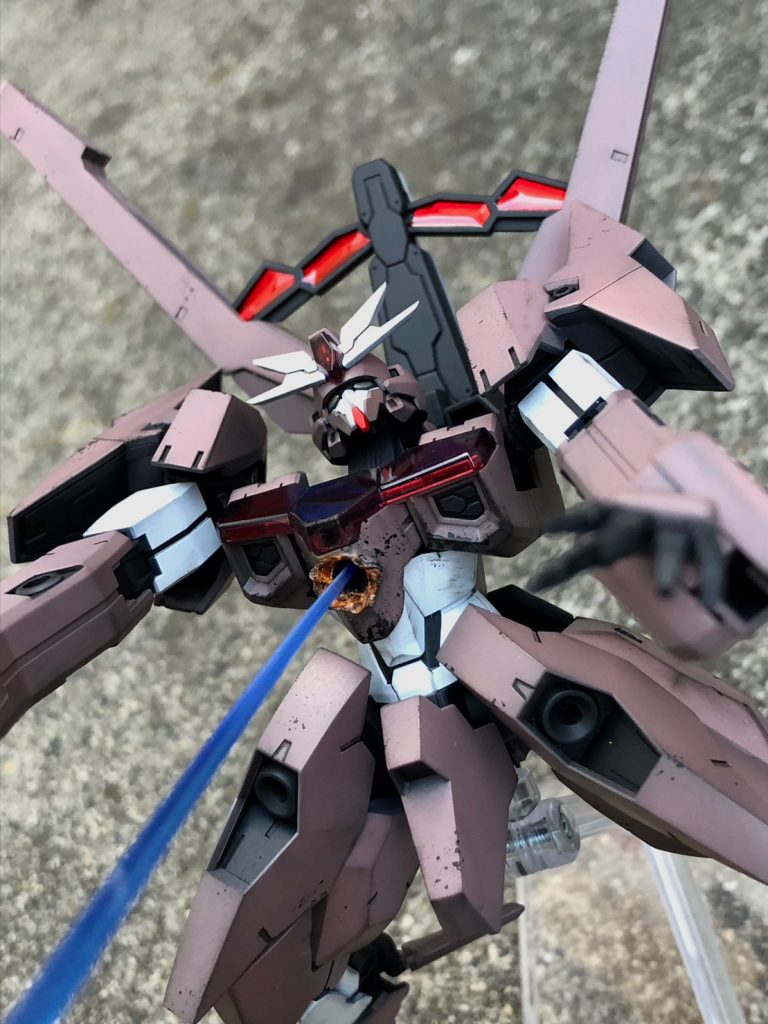 付属のサーベルパーツでそれっぽく。肝心の風穴ですが、パテで裏打ちをした後にピンバイス→ハンダでの熱加工→塗装の流れです。