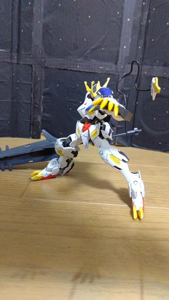 ｷｭｲｰﾝ テイルブレード射出！