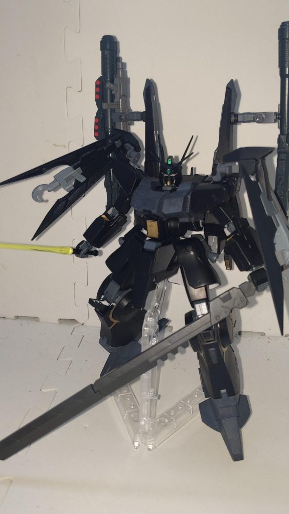 機体銘「シルヴァ•バレト十六夜」シュートアビリティ 630ファイトアビリティ 640ディフェンスアビリティ 610スピードアビリティ 670パワーアビリティ  680GBN個人ランク2位にして最もチャンピオンに近い地点にいるダイバー、クロツキの愛機。(←二次創作設定)GPデュエルでの経験を踏まえて装甲全面に耐ビーム塗料によるコーティングが施され、実弾などに対しての物理的な強度にも優れる。その上機動力も極めて高く、関節部分の強化、調整でガンダムフレームタイプ並みのパワーを持っている。ついでに武装も豊富………と弱点が見当たらない。強いて言うなら、「本来準サイコミュ機体のシルヴァ•バレトをフルスペックのサイコミュ機体に改造する」というトチ狂ったコンセプトの関係上操縦難度が極めて高い点が弱点と言えるくらい。しかしクロツキはこの機体で度々チャンピオンと激闘を繰り広げている為、弱点が弱点として機能してない。もはやこの世のバグ。実質、全てにおいてハイレベルな万能機。武装 60mmバルカン砲 サイコミュ・ハンド 原型機体からの改良。任意で有線式と無線式の切り替えが可能。たまにロケットパンチとかする。ビームライフルビームサーベル ×2ハイパーバズーカ ×26連装グレネード ×2肩部バインダー ダークハウンドから流用。フックアンカーを搭載している他に、これじたいに耐ビームコーティングが施されているので簡易的なシールドとして使える。ファンネル・インコム 任意で有線式と無線式の切り替えが可能。原型機体のインコムを改良。ファンネルミサイル 原型機体のミサイル部分を換装。肩部ビームキャノンデモリッションナイフ