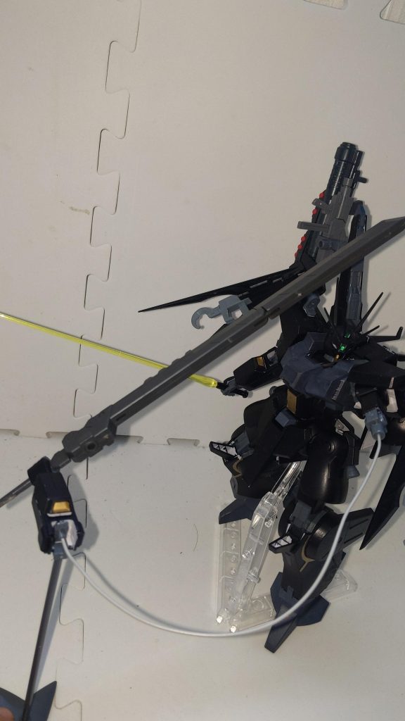 サイコミュ・ハンドを有線式の状態で伸ばして鞭のように振り回す事で遠心力を活かした打撃と鋭い斬撃の両方の特性を併せ持つ絶技が使える。もちろんクロツキ自身の超絶技巧によるもの。