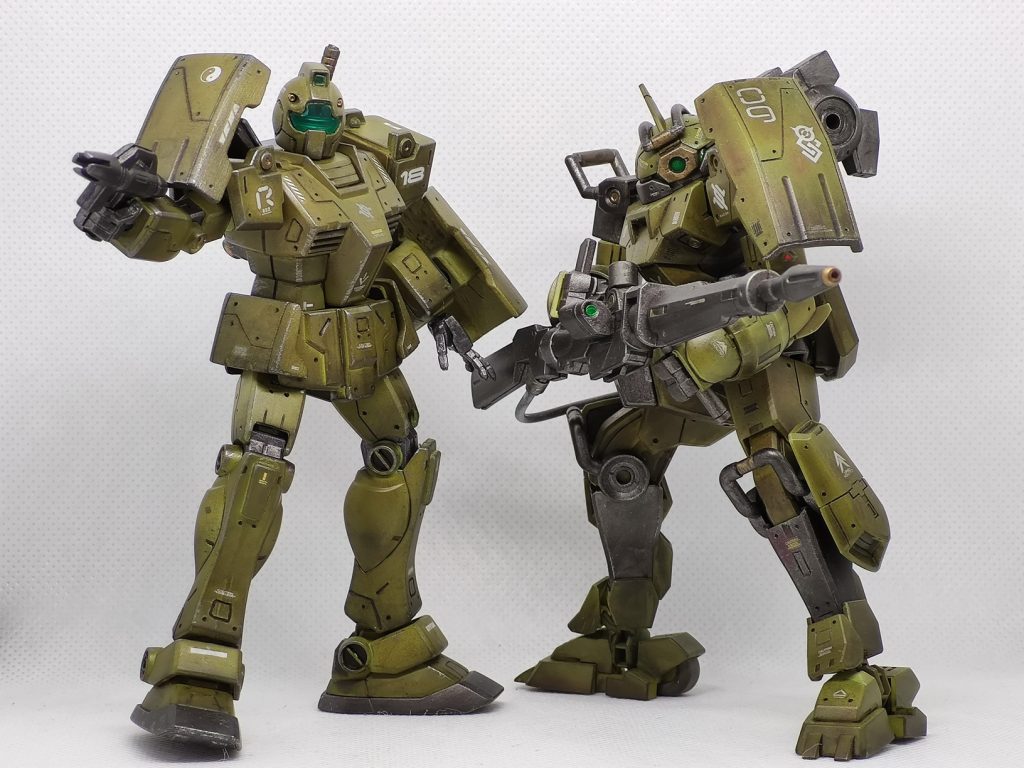 新旧脇役機体のそろい踏み（でも、私は主人公機より好きです）。ご覧の通り、追加装甲は「チュチュ専用デミトレーナー」のものを参考に作成しました。