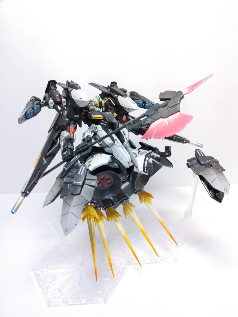 腰部可動化と噴射エフェクトで、大型の機体ながらも機動性の良さを表現できたのでは?