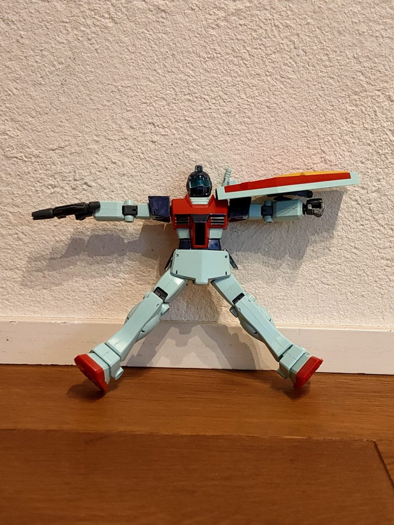 HGジムは他のモビルスーツより少し可動域が狭いのでポージングが大変です。