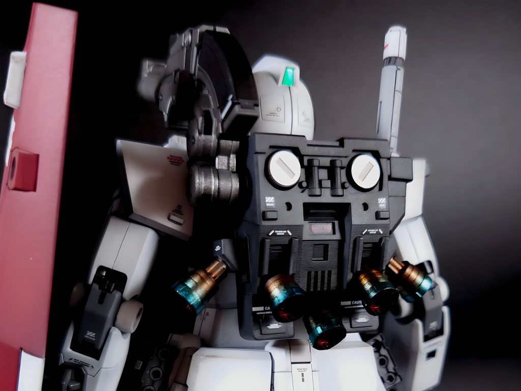 ランドセルもまるまる自家製です。バーニアはより大きく自己主張させてます。側面に相応の穴を開けて造形して、余剰のポリキャップを押し込んでショルダーキャノンとビームサーベルを可動できるように調整してます。