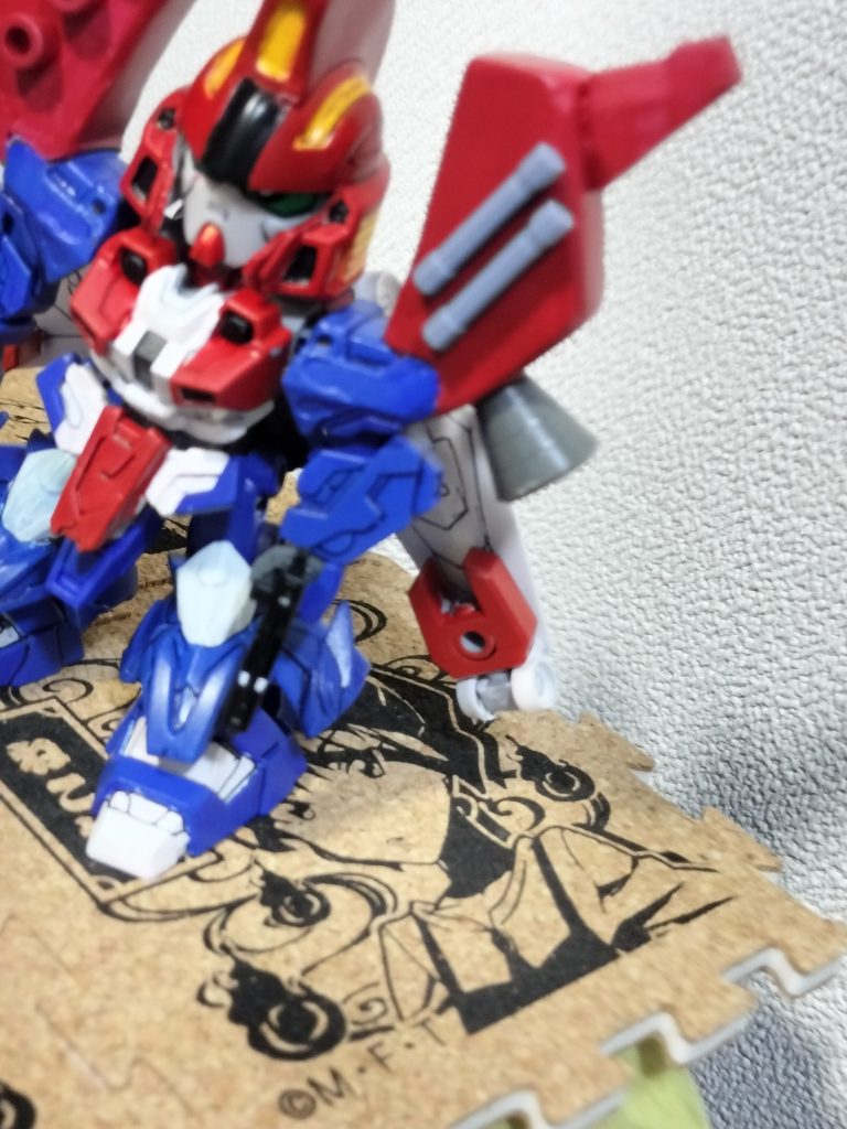 武装が,「ダブルビームライフル」「ハイパービームサーベル」「ファンネル」「ハイパー拡散メガ粒子砲」となっていたため,スラスターの先端にファンネルらしきものを取り付け。しかし,ゲームではサザビーのファンネルとローゼスビットを足して2で割ったような形状であることを後で知りました。写真の形だと青軍のファンネルになってしまう…残念ポイントその1