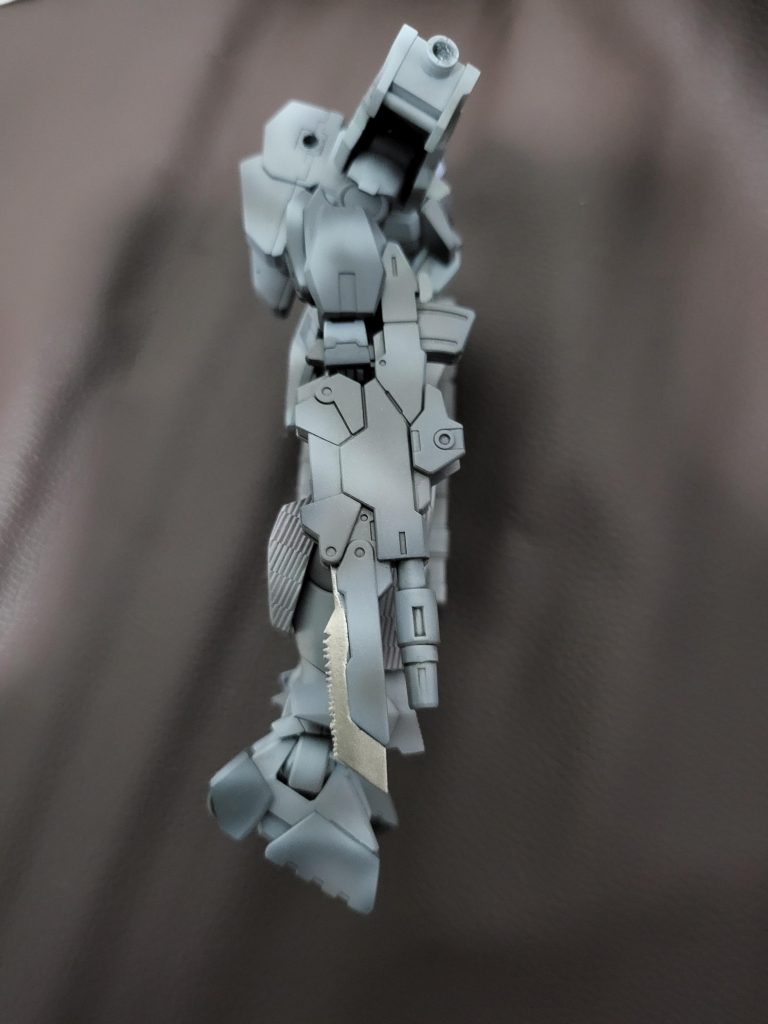 銃剣はノコギリに改造。木々を斬り倒す用に。メタリック塗装でチタン刃っぽくしてみました。