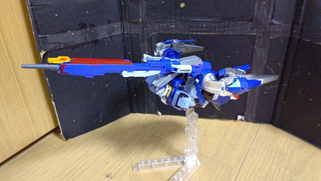 翼を閉じて高速飛行形態！